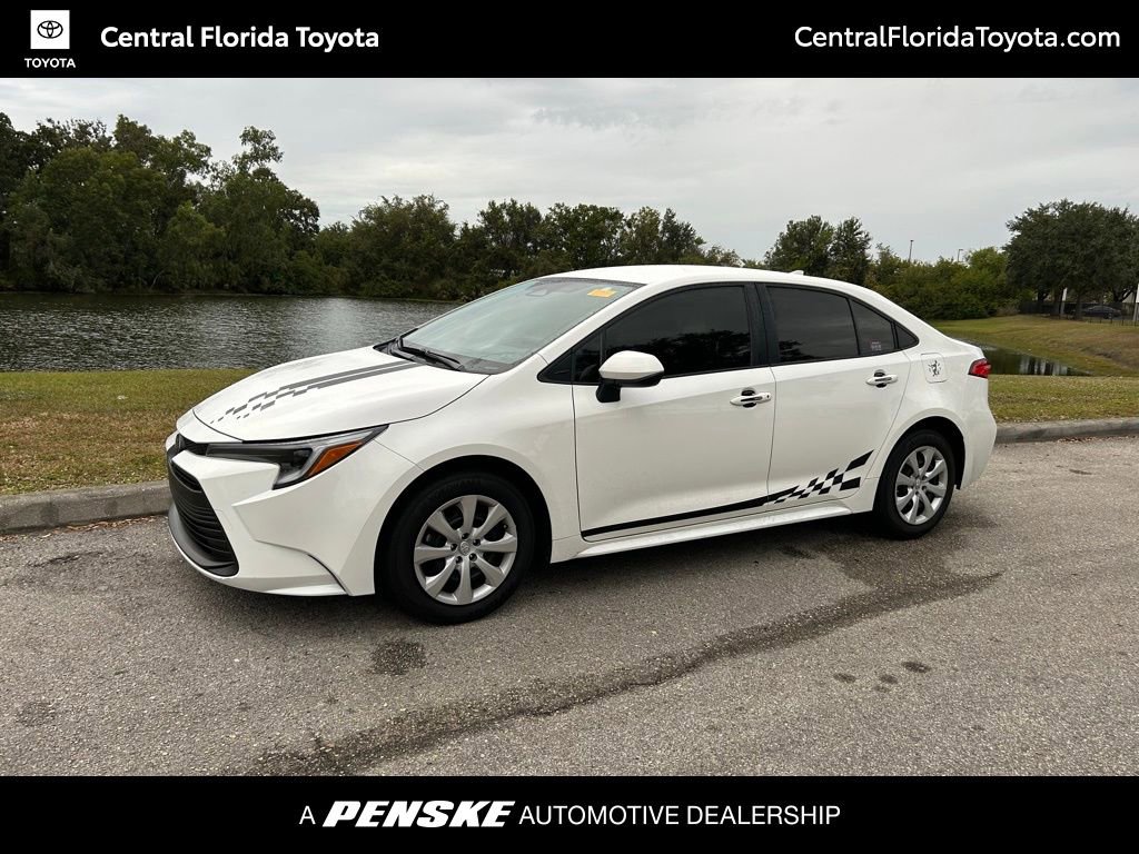 2025 Toyota Corolla LE's photo