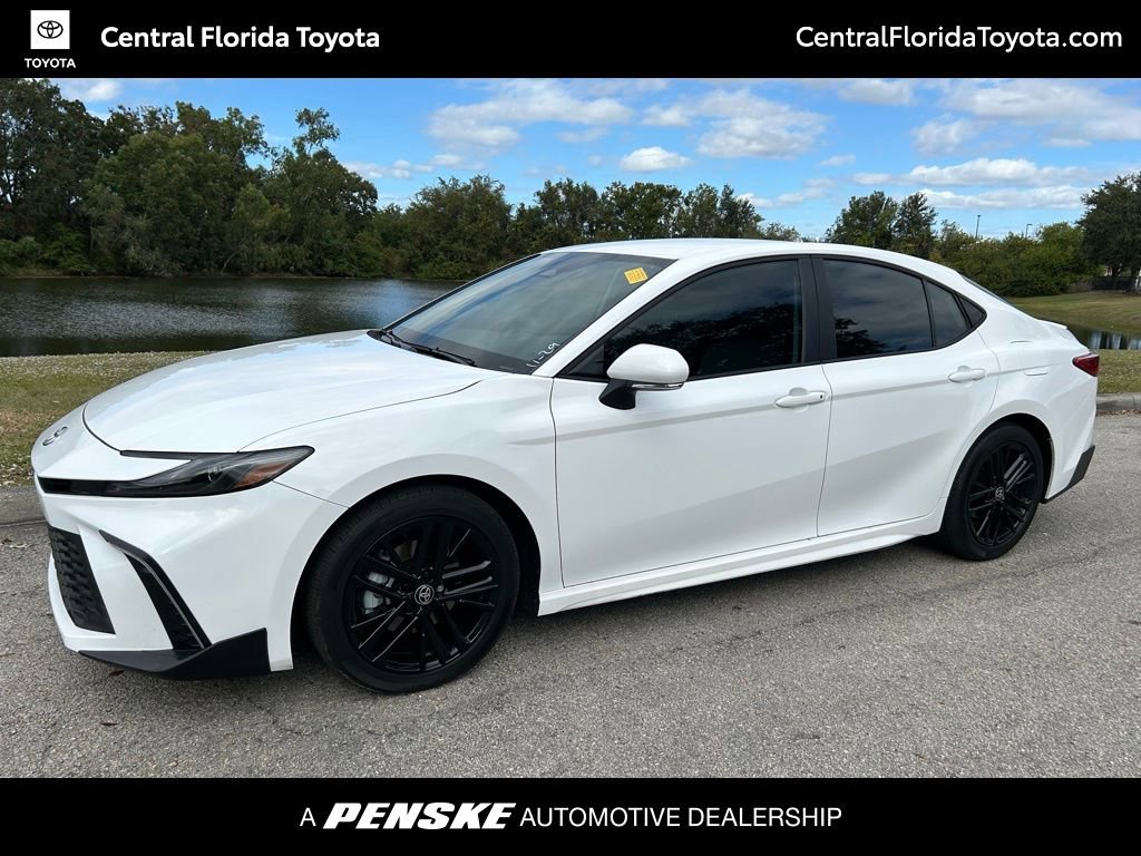 2025 Toyota Camry SE's photo