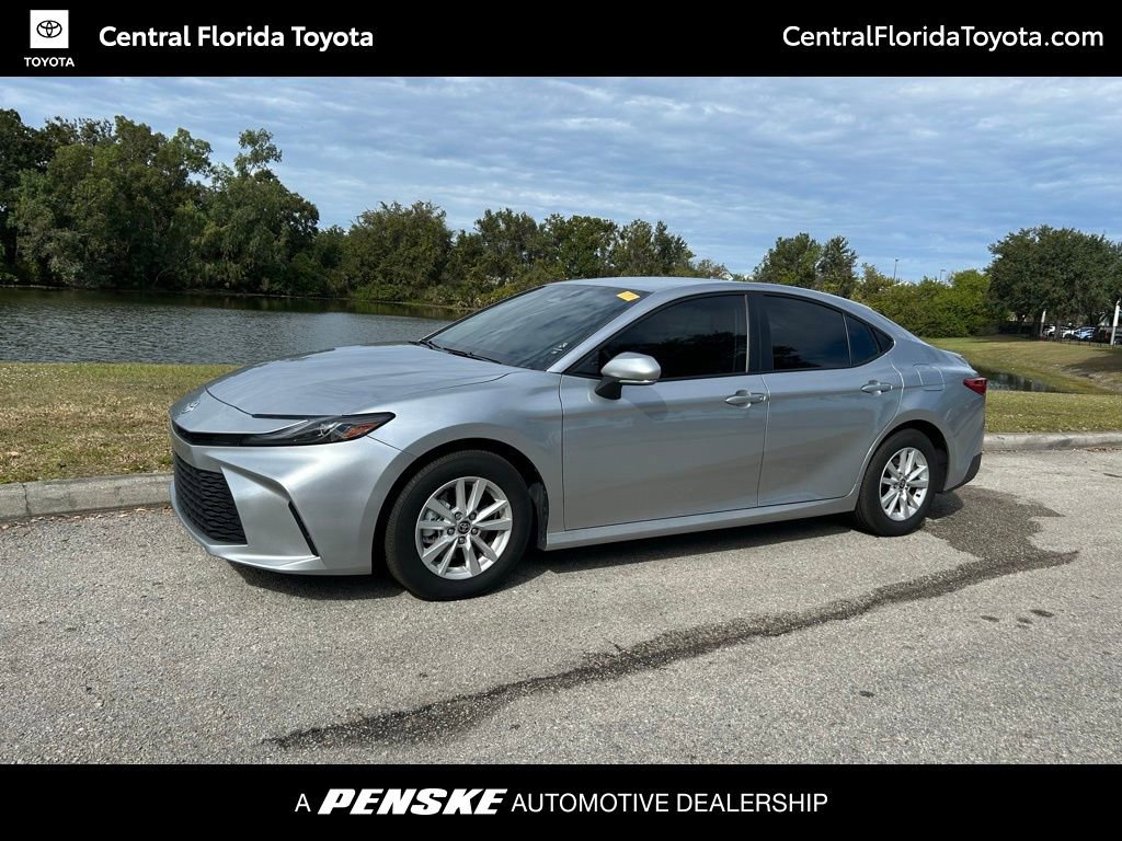 2025 Toyota Camry LE's photo