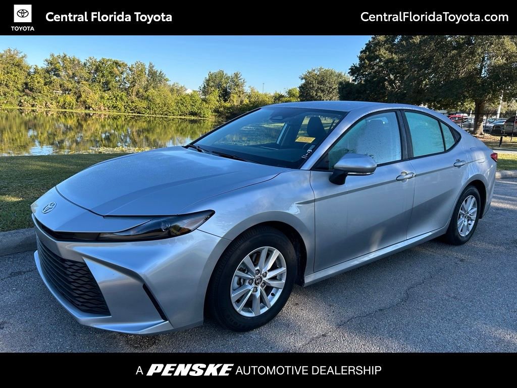 2025 Toyota Camry LE's photo