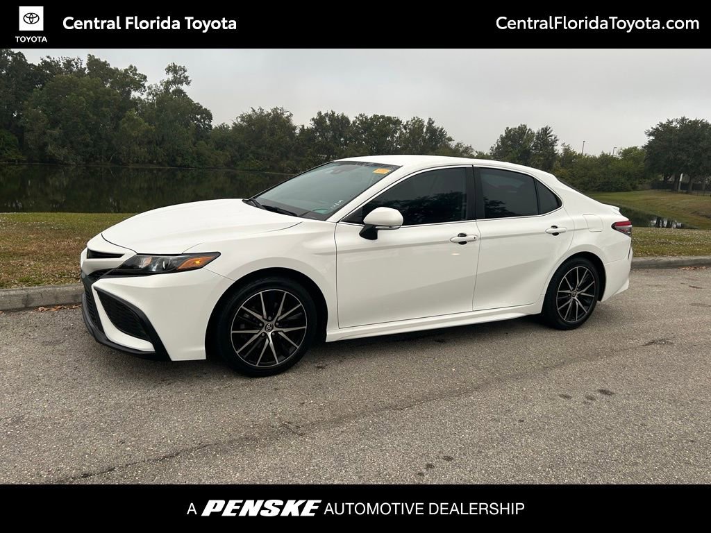2023 Toyota Camry SE's photo