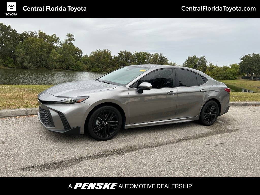2025 Toyota Camry SE's photo