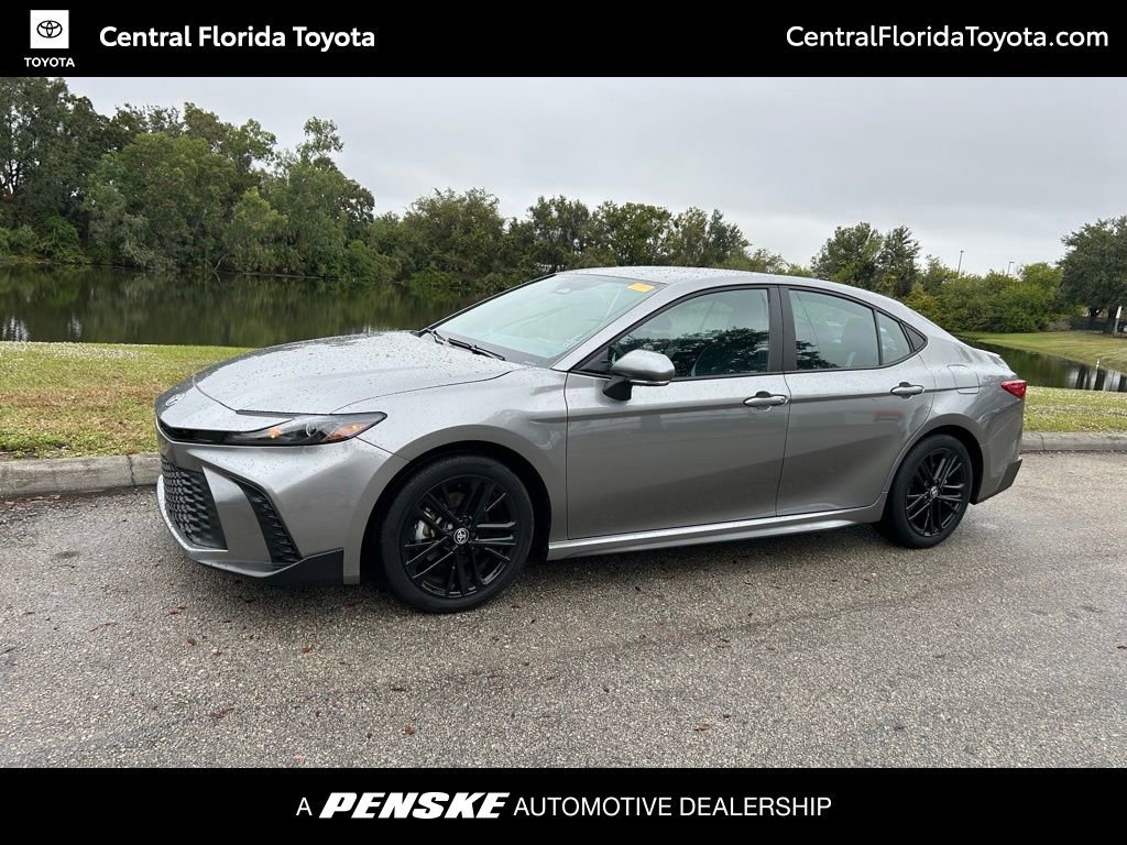 2025 Toyota Camry SE's photo