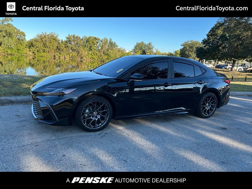 2025 Toyota Camry SE's photo