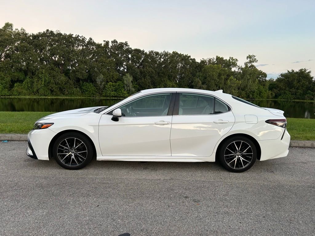 2021 Toyota Camry SE photo 2