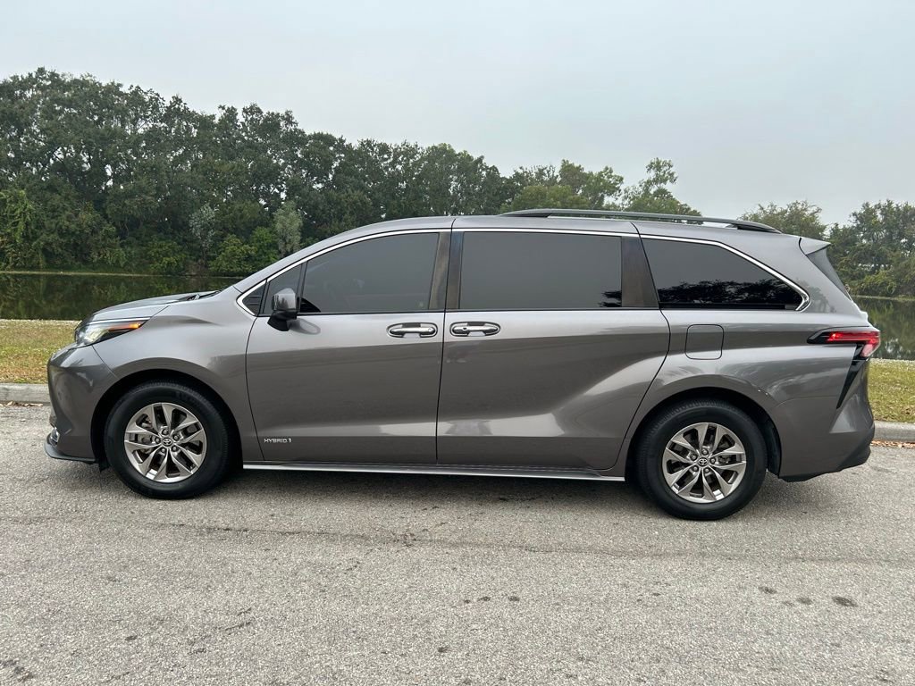 2021 Toyota Sienna XLE photo 2