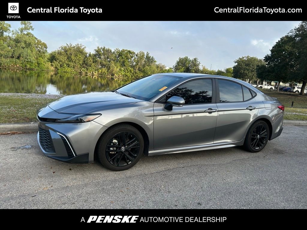 2025 Toyota Camry SE's photo