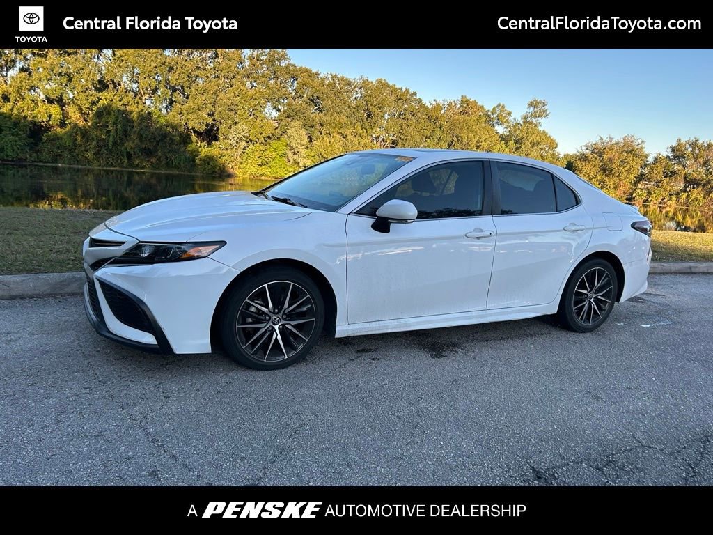 2022 Toyota Camry SE's photo