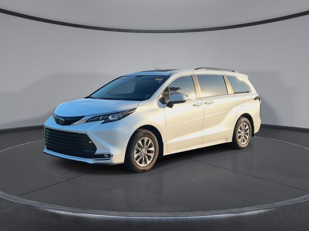Used 2024 Toyota Sienna XLE Minivan/Van