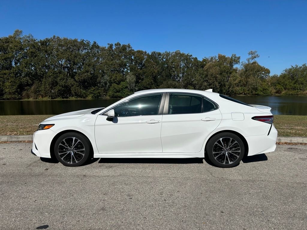 Used 2020 Toyota Camry SE Sedan