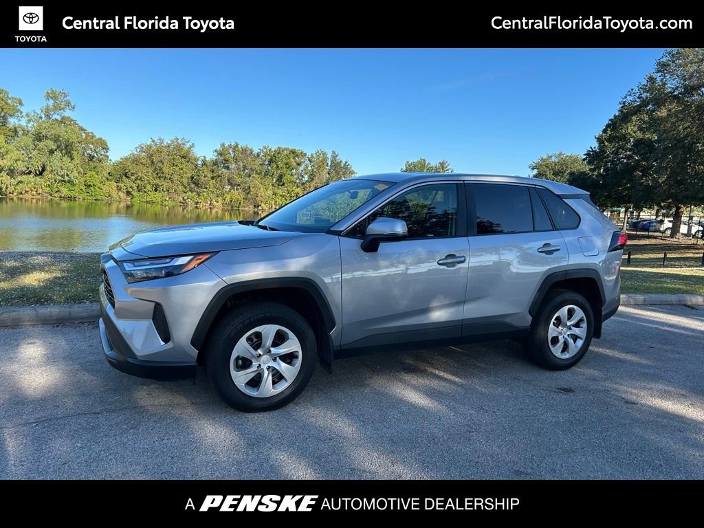 2025 Toyota RAV4 LE's photo