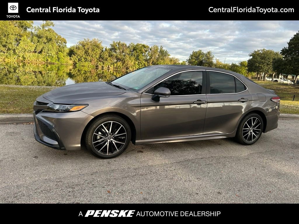 2024 Toyota Camry SE's photo