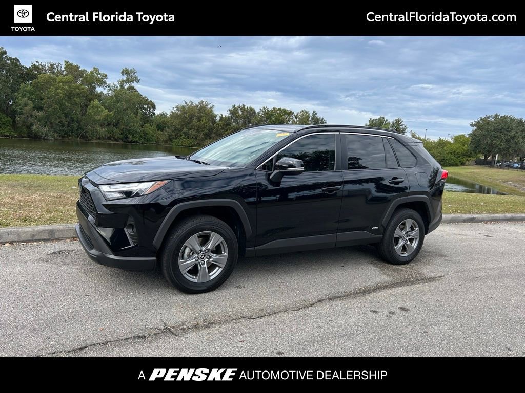 2024 Toyota RAV4 XLE's photo