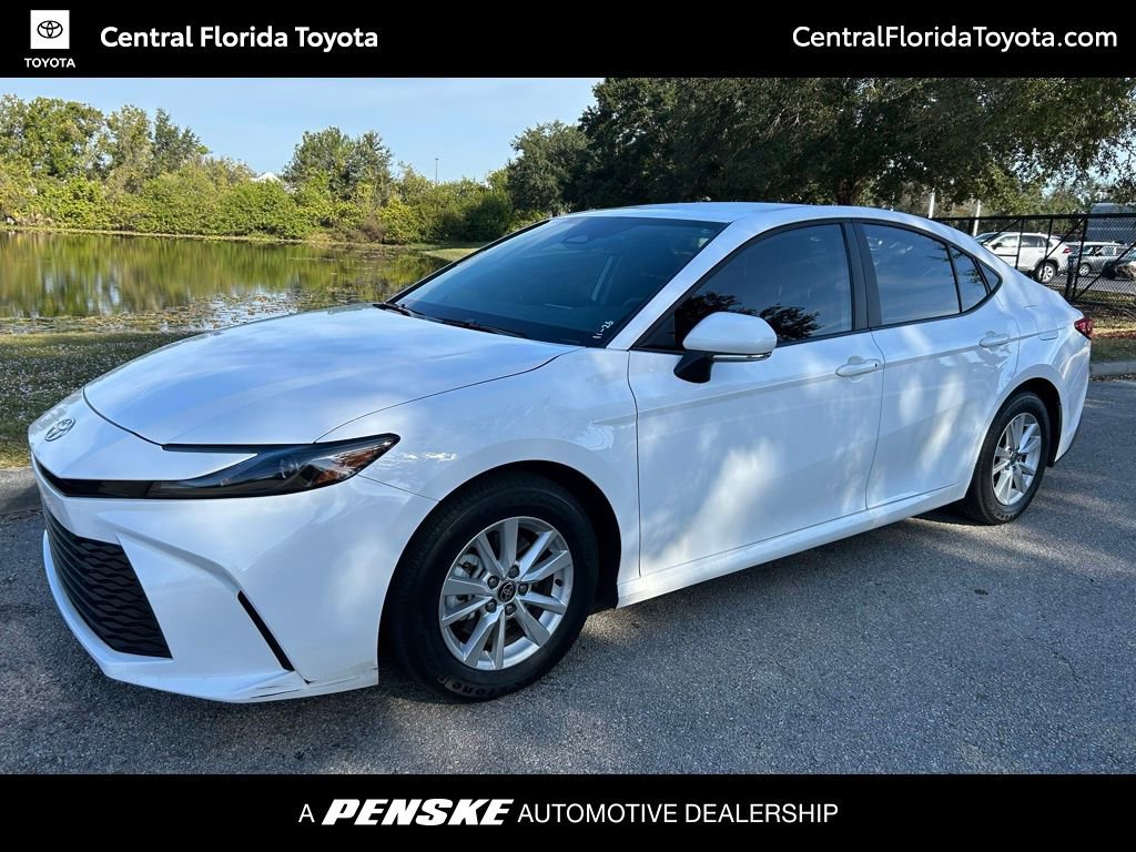 2025 Toyota Camry LE's photo