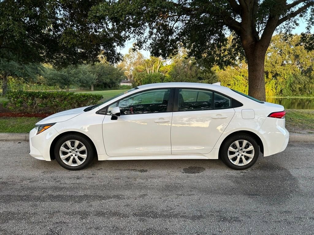2023 Toyota Corolla LE photo 2