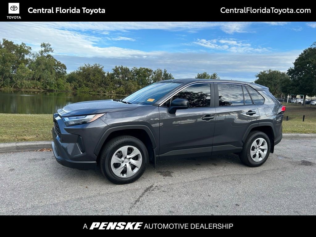 2025 Toyota RAV4 LE's photo