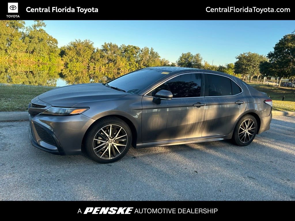 2023 Toyota Camry SE's photo