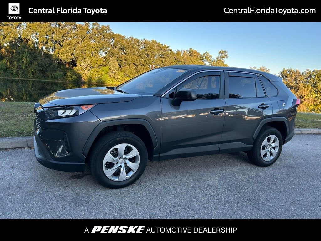 2022 Toyota RAV4 LE's photo