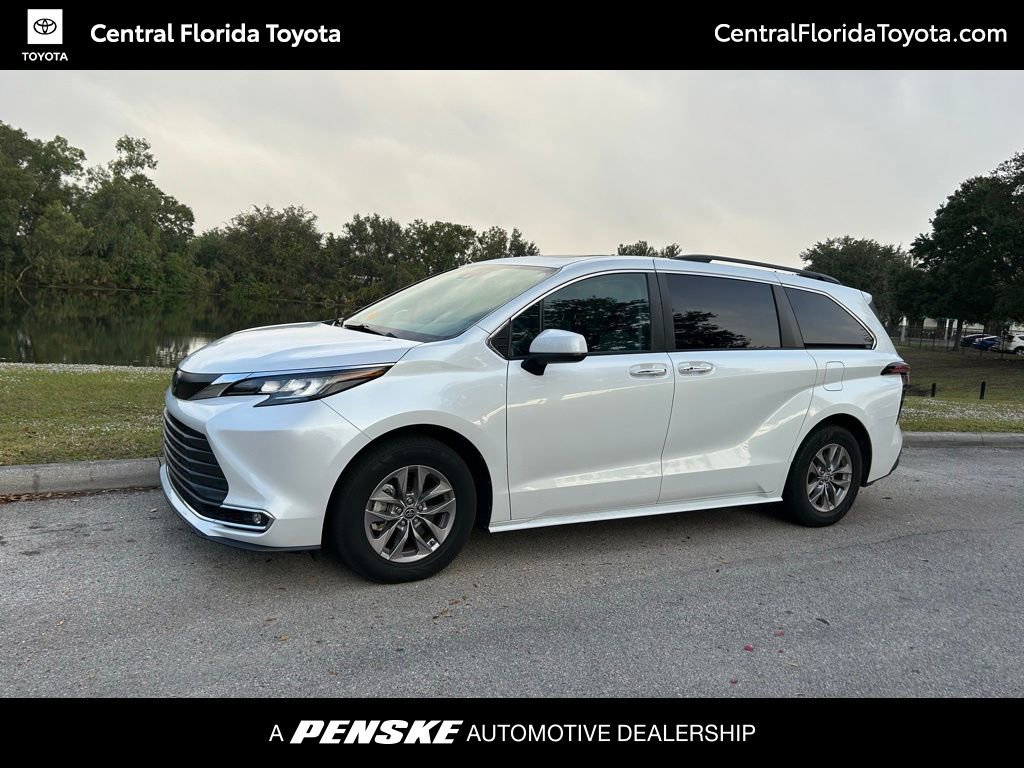 2022 Toyota Sienna XLE's photo