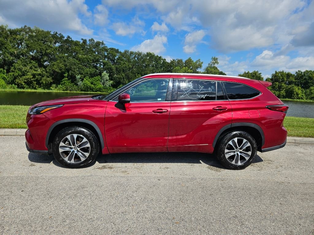 Used 2022 Toyota Highlander XLE with VIN 5TDGZRAH2NS544095 for sale in Orlando, FL