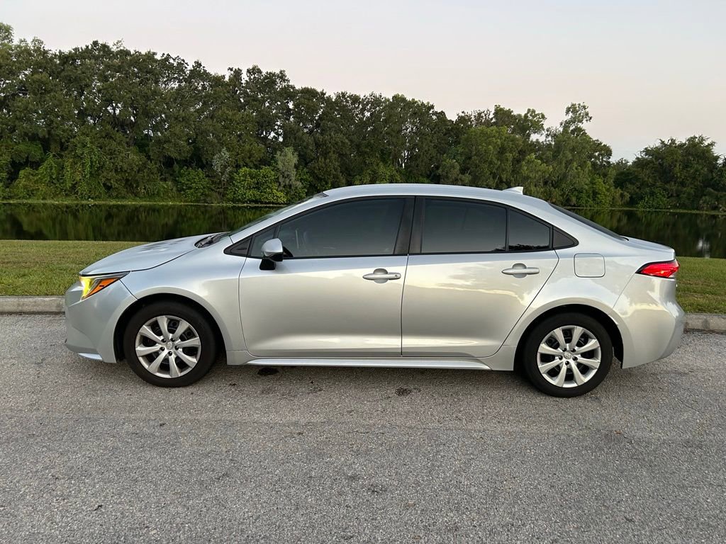 2021 Toyota Corolla LE photo 2