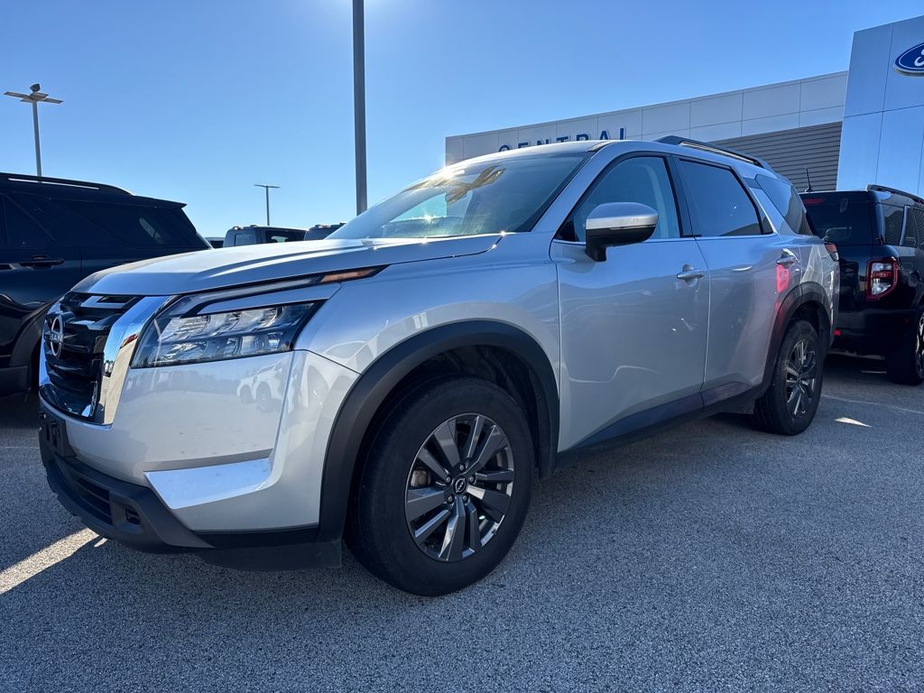 2025 Nissan Pathfinder SV's photo