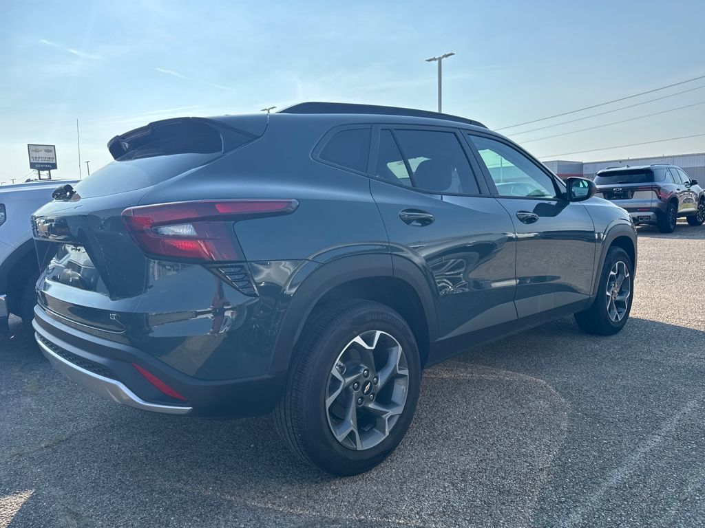 2025 Chevrolet Trax LT photo 4