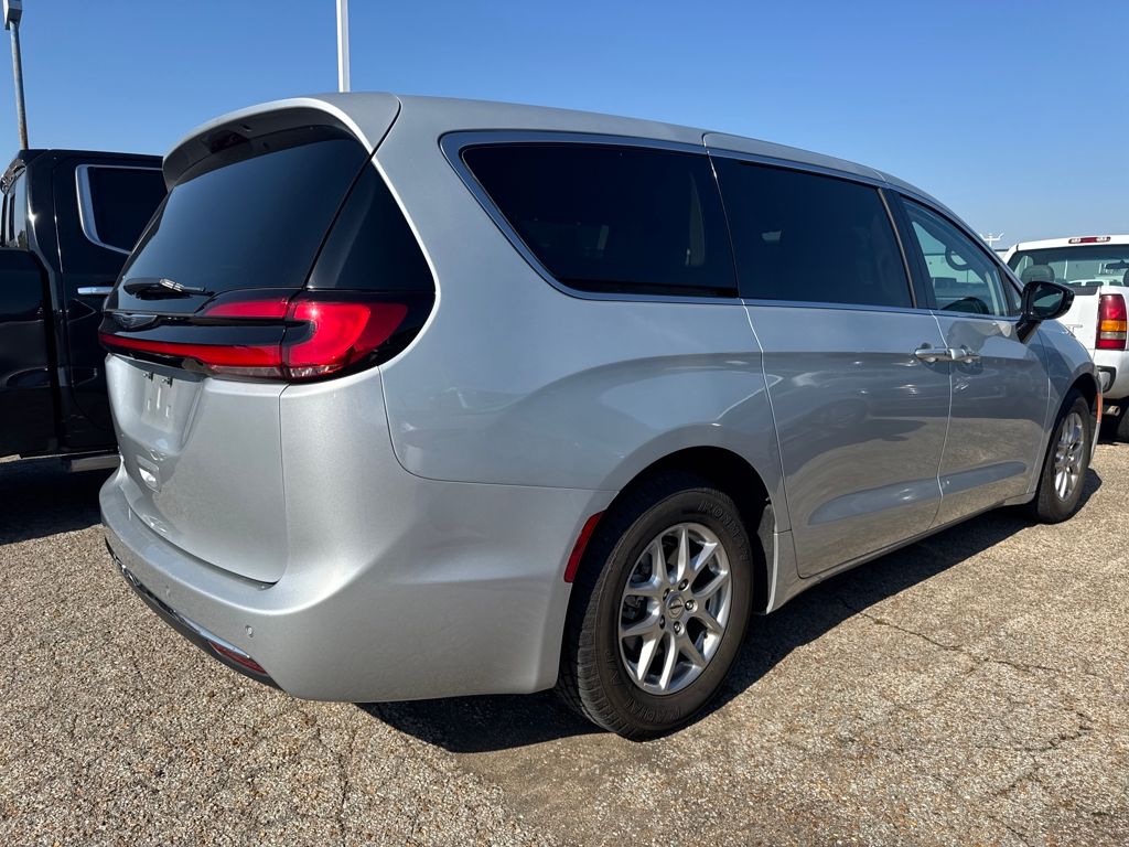 2024 Chrysler Pacifica Touring L photo 3