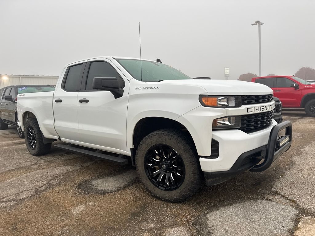 2019 Chevrolet Silverado 1500 Custom photo 2