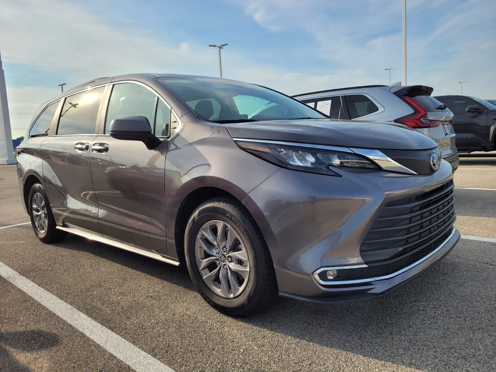 2024 Toyota Sienna XLE photo 3