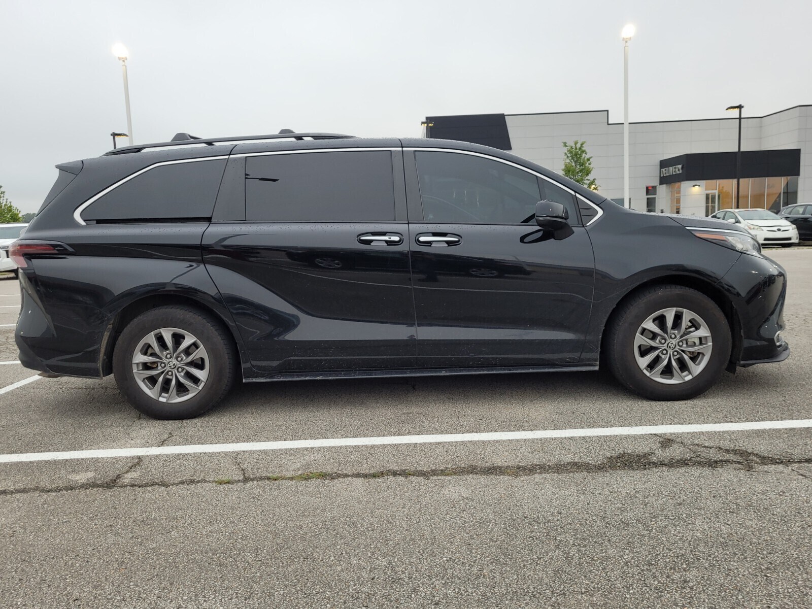 2023 Toyota Sienna XLE photo 4