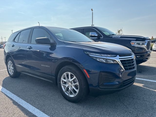 2023 Chevrolet Equinox LS photo 2