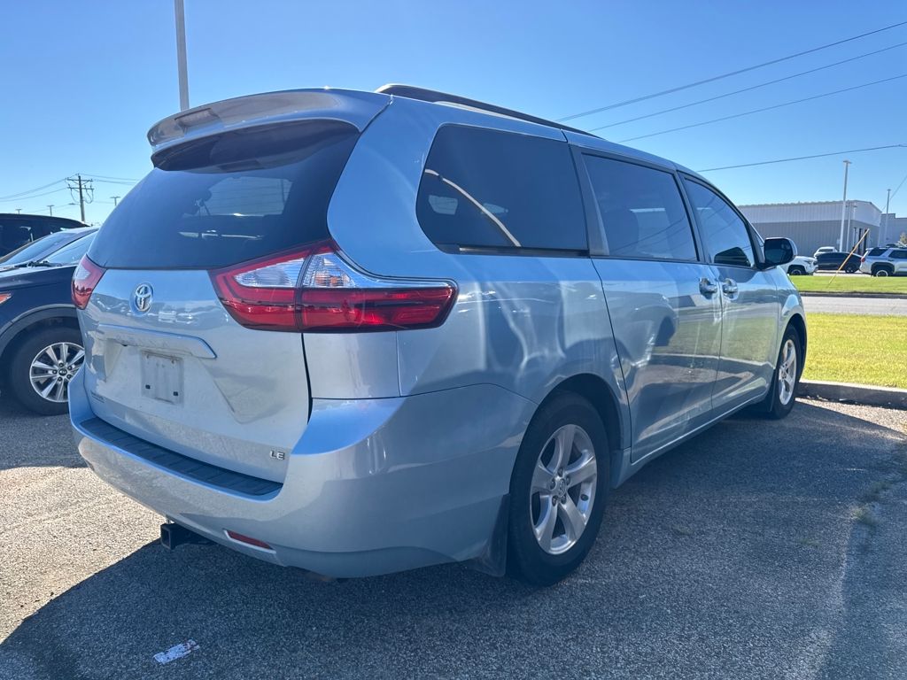 2017 Toyota Sienna LE photo 4