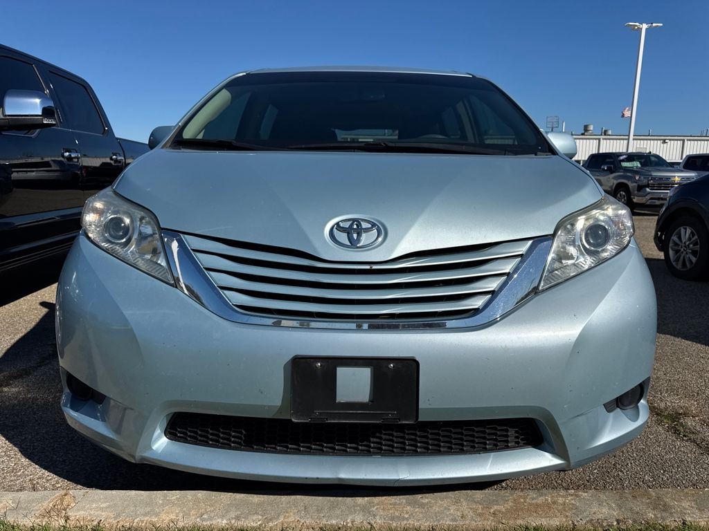 2017 Toyota Sienna LE photo 2