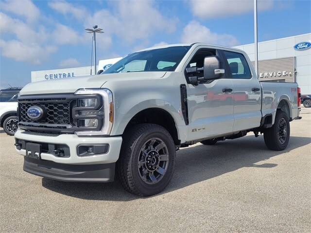2025 Ford F-250 photo 2