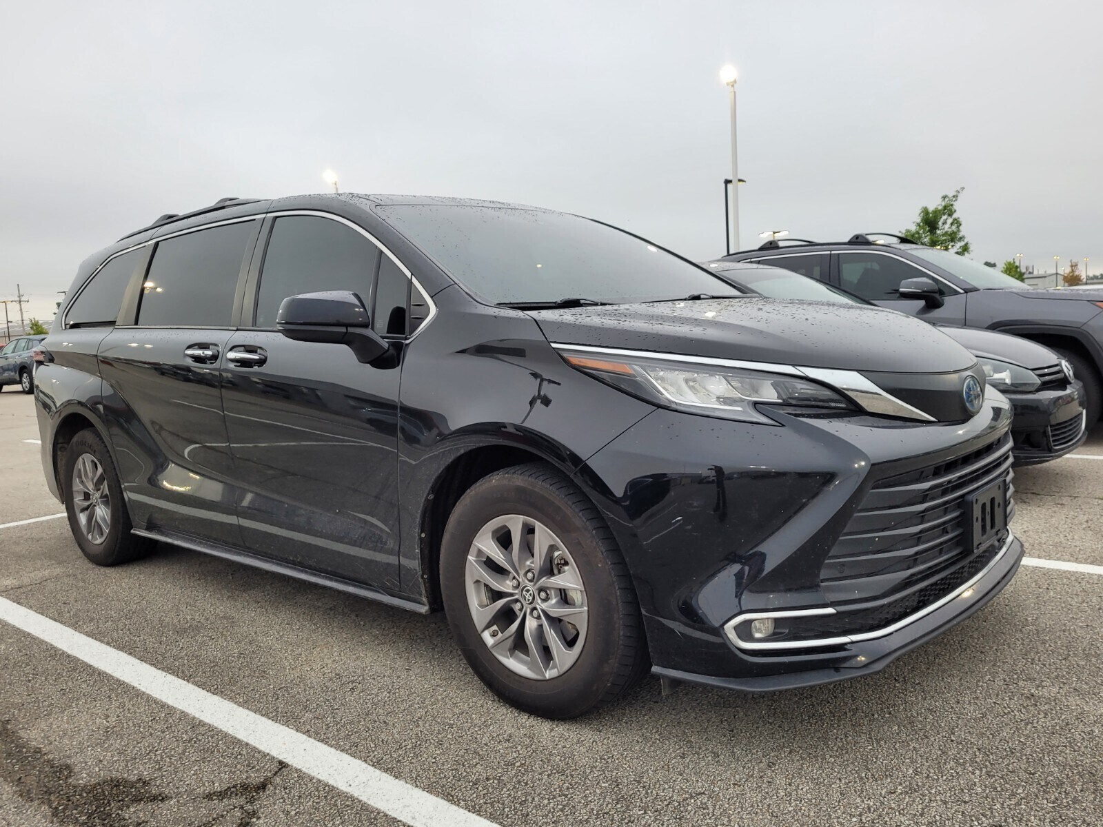 2023 Toyota Sienna XLE photo 3