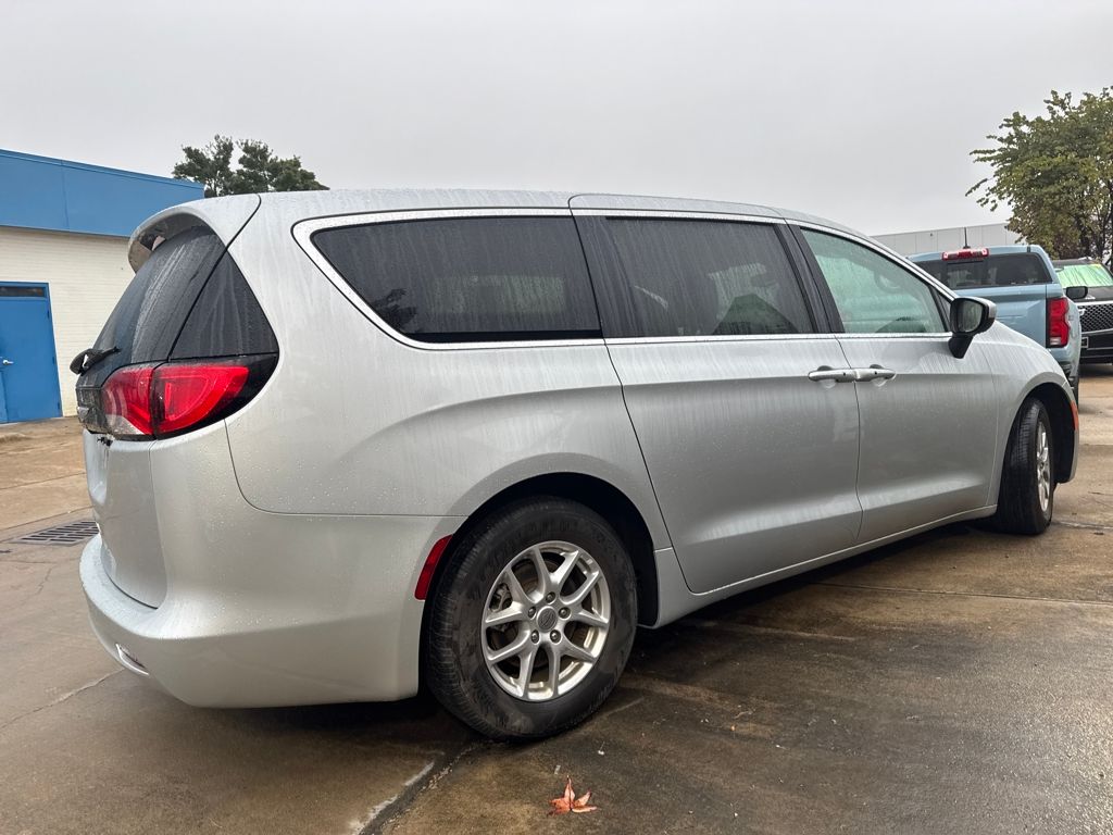 2023 Chrysler Voyager LX photo 3