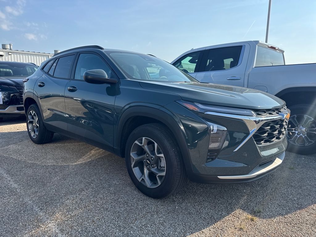 2025 Chevrolet Trax LT photo 3