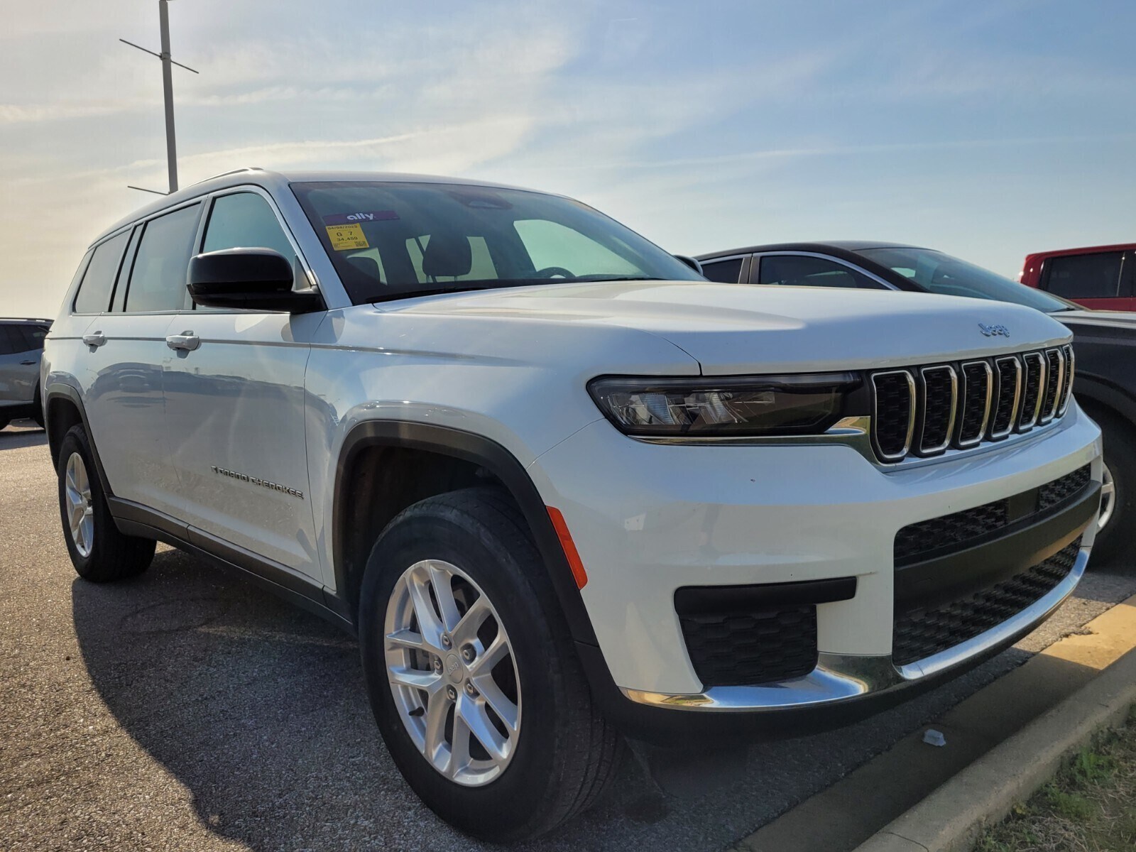 2023 Jeep Grand Cherokee Laredo photo 3