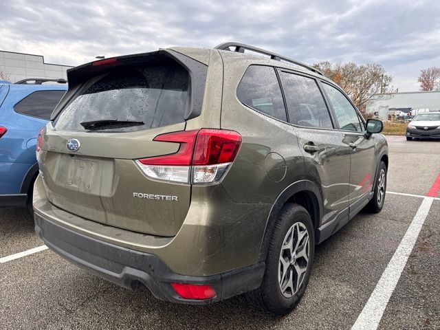 2023 Subaru Forester Premium photo 4