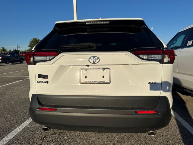2025 Toyota RAV4 XLE photo 4