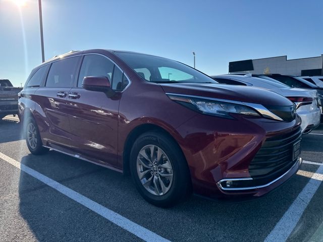 2023 Toyota Sienna XLE photo 2