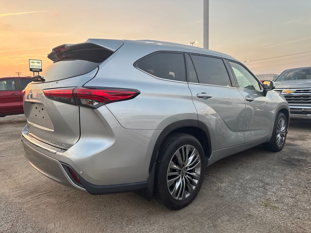 2022 Toyota Highlander Platinum photo 3