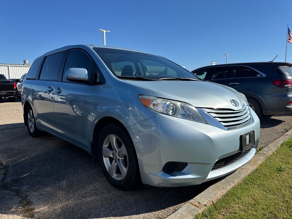 2017 Toyota Sienna LE photo 3