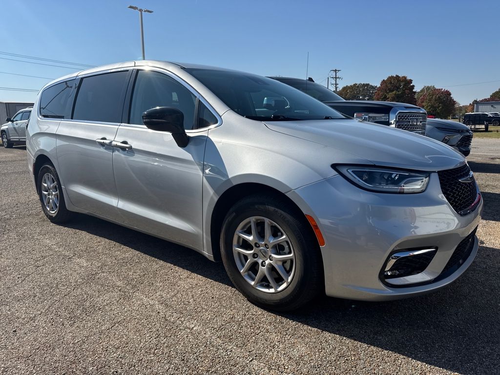 2024 Chrysler Pacifica Touring L photo 2