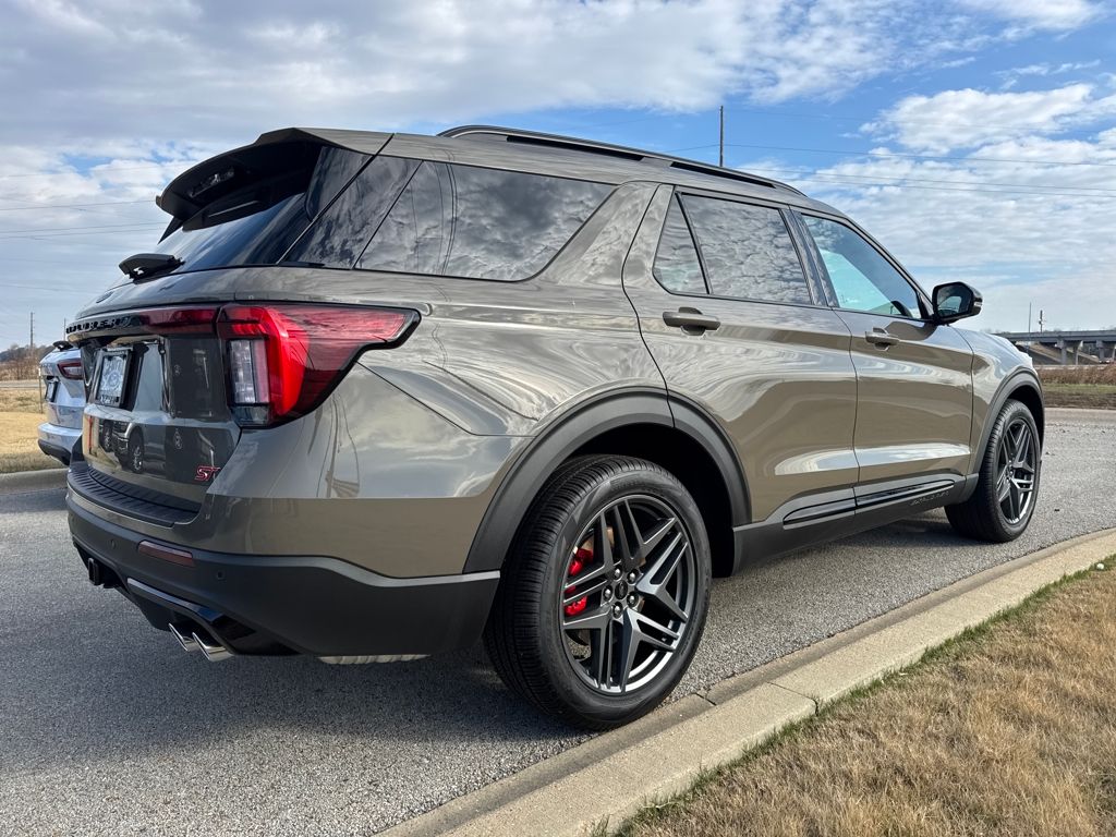 2026 Ford Explorer ST - Photo 15