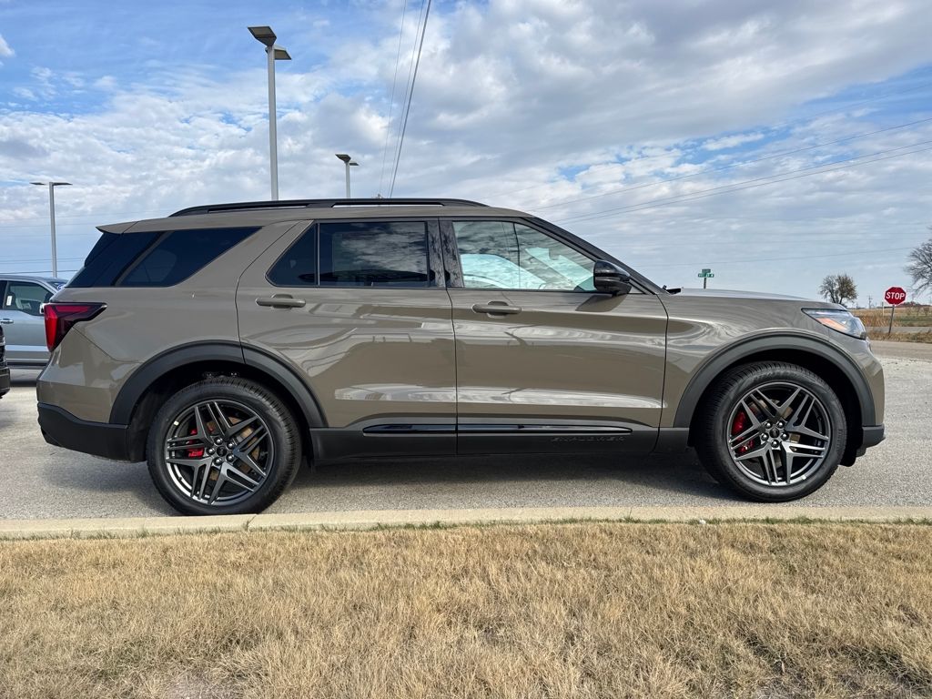 2026 Ford Explorer ST - Photo 14
