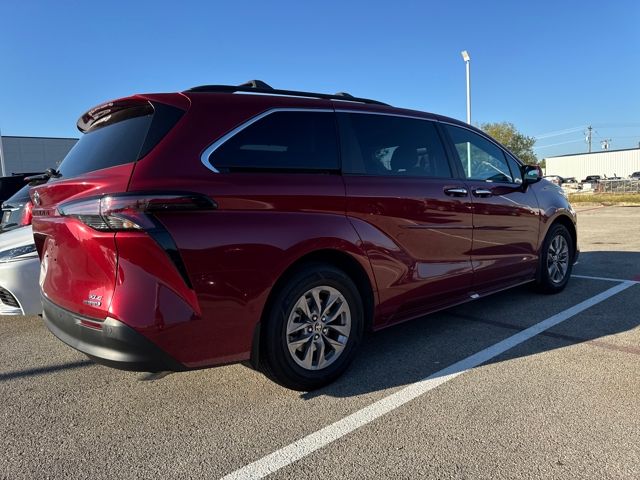 2023 Toyota Sienna XLE photo 3
