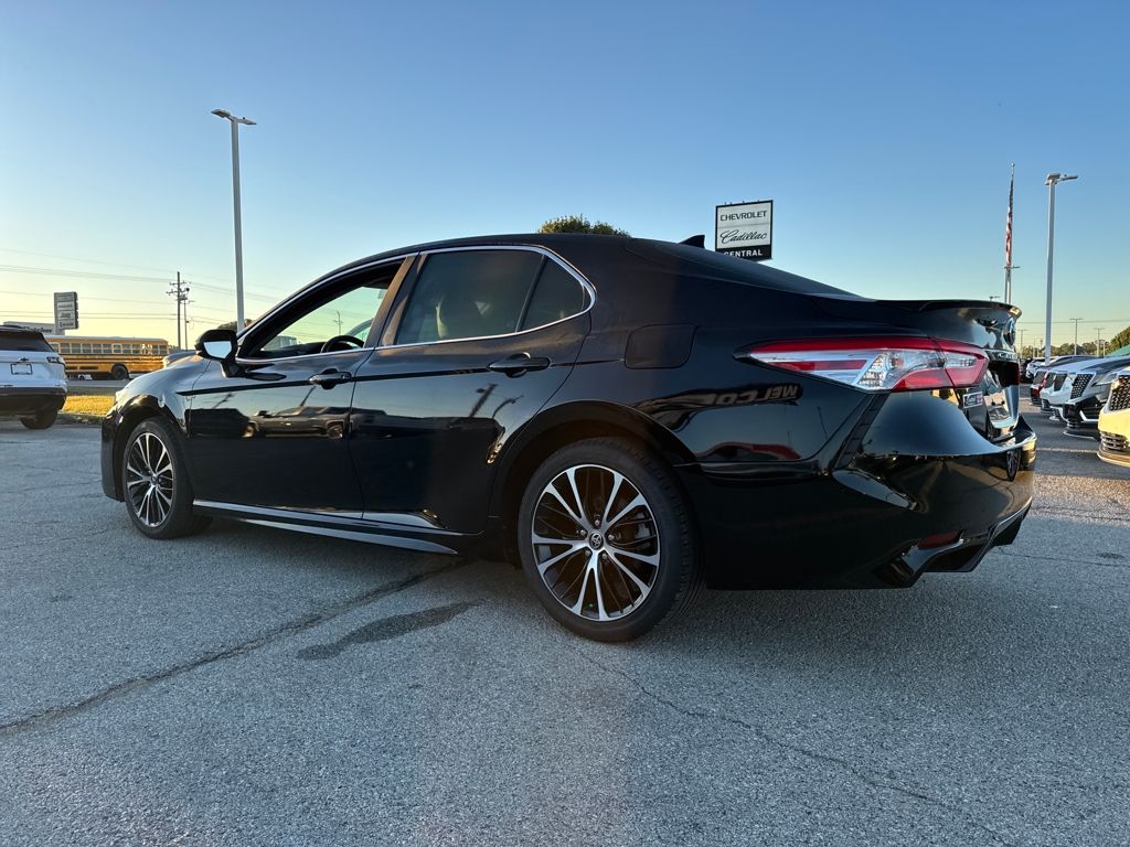 2020 Toyota Camry SE photo 3