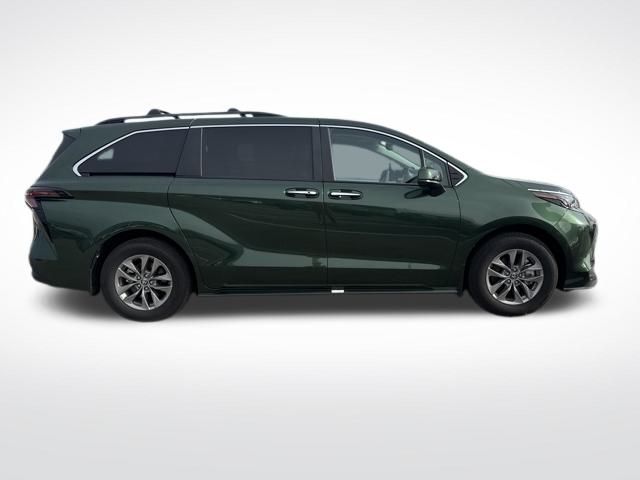 2025 Toyota Sienna XLE photo 2